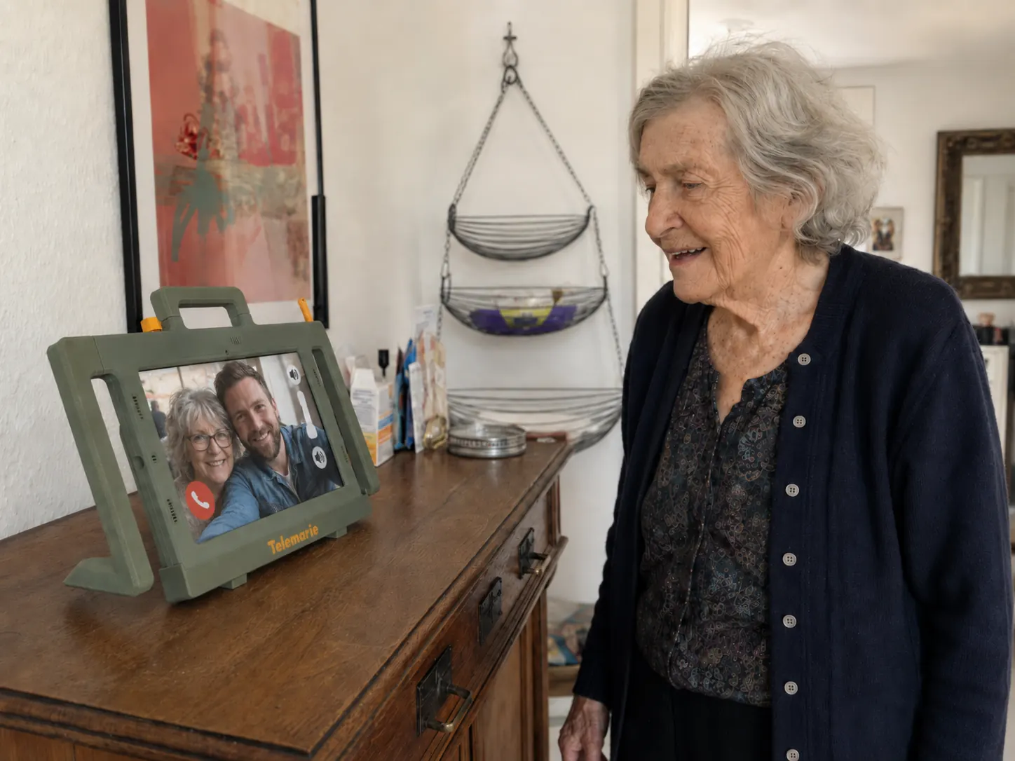 Seniorin schaut auf eine fest aufgestellte Telemarie im Videoanruf