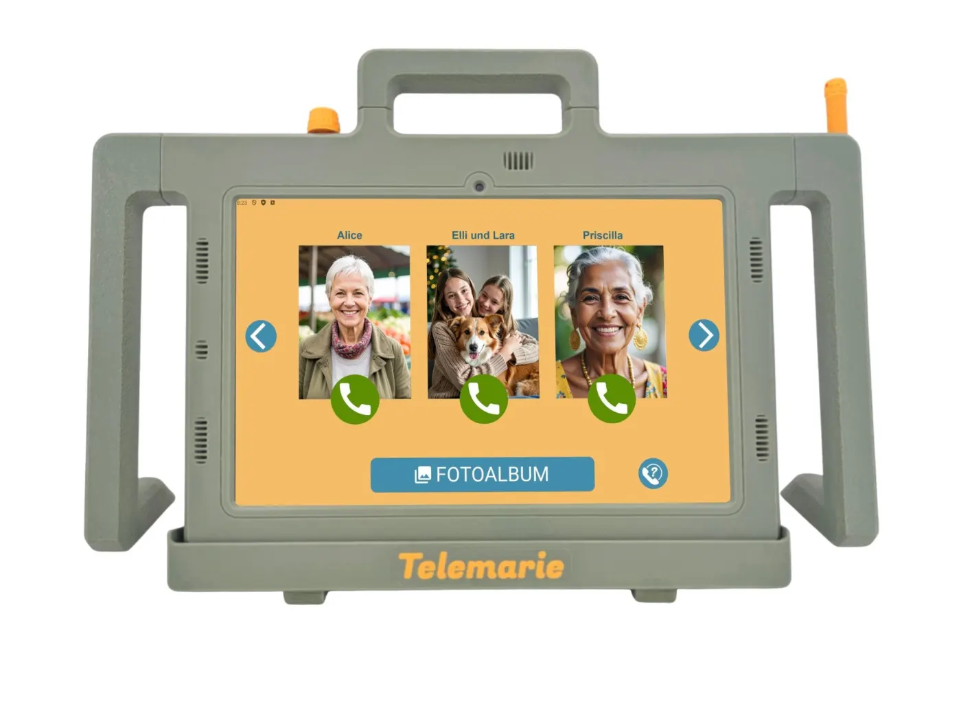 Seniorin und Angehörige schauen gemeinsam auf ein Tablet